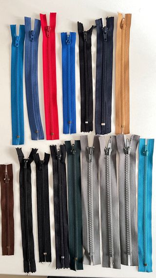 20 cerniere e filo da cucito