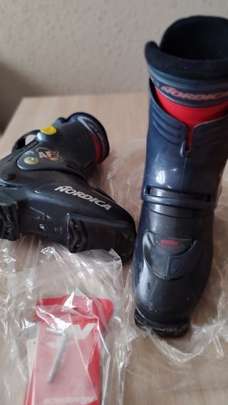 Conjunto de botas de esquí  y esquíes 