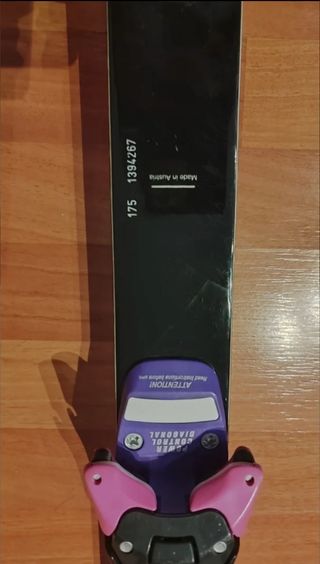 Conjunto de botas de esquí  y esquíes 