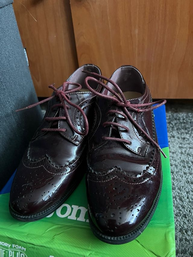 Zapatos planos burdeos de cordones