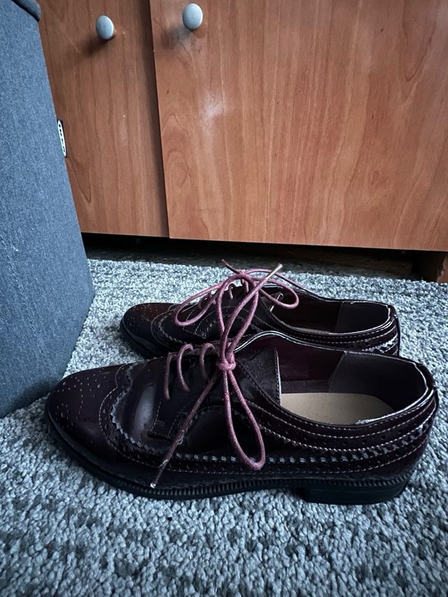 Zapatos planos burdeos de cordones