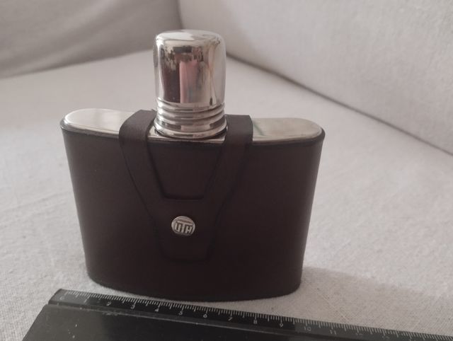 Petaca metálica con funda de cuero