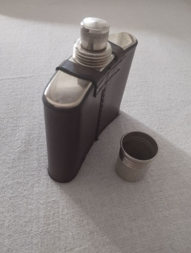 Petaca metálica con funda de cuero