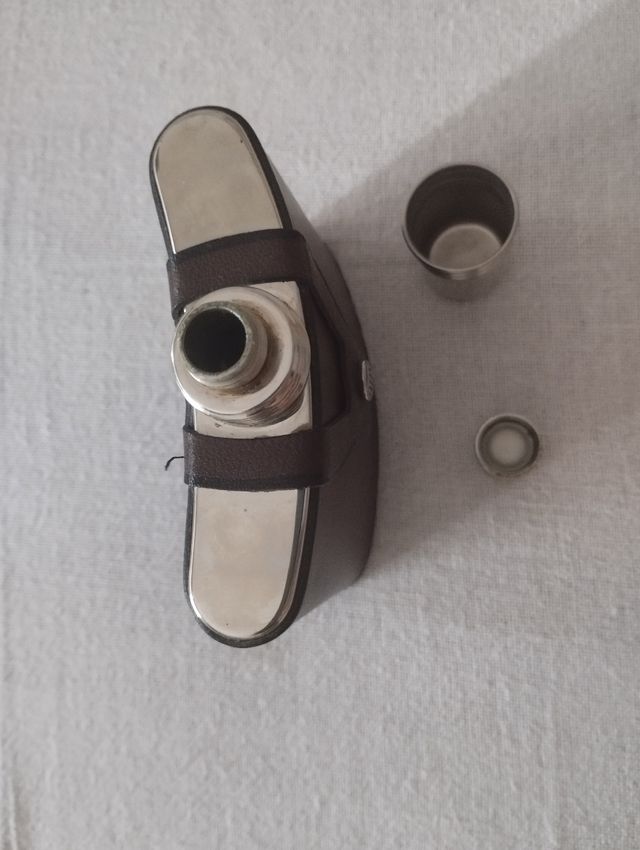 Petaca metálica con funda de cuero