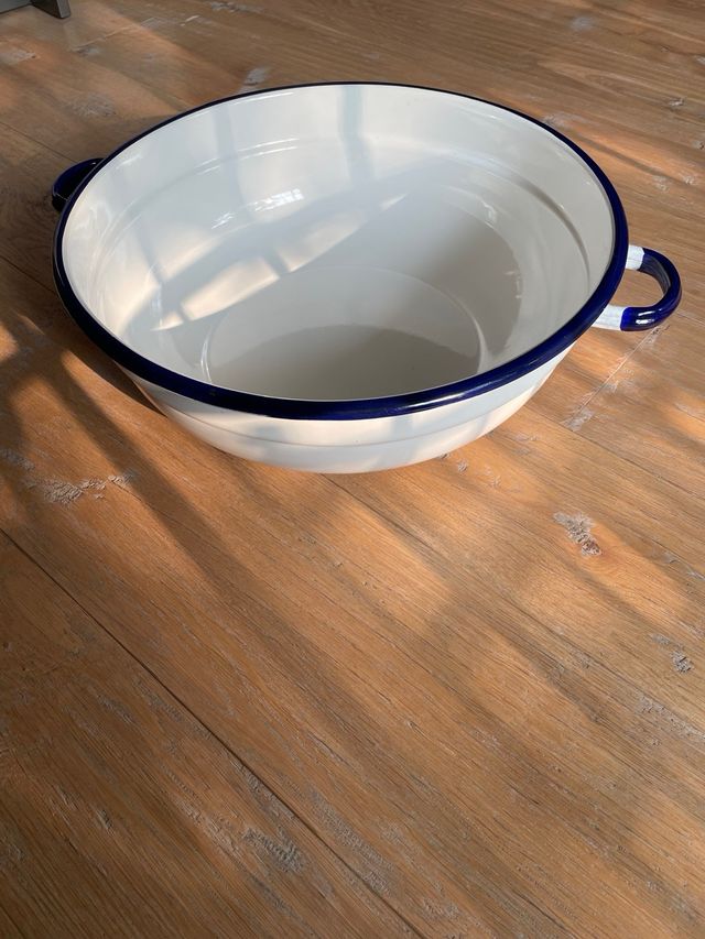 Antico catino in ferro smaltato con manici.