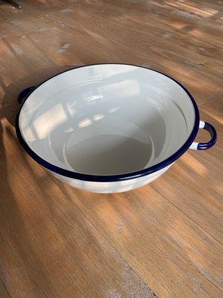 Antico catino in ferro smaltato con manici.