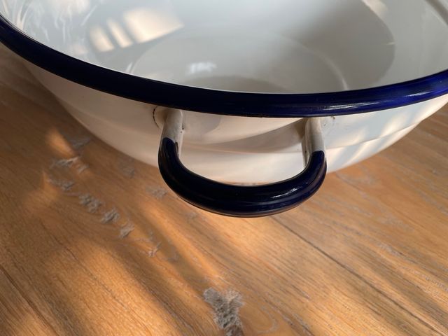 Antico catino in ferro smaltato con manici.