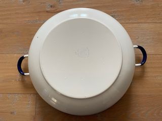 Antico catino in ferro smaltato con manici.