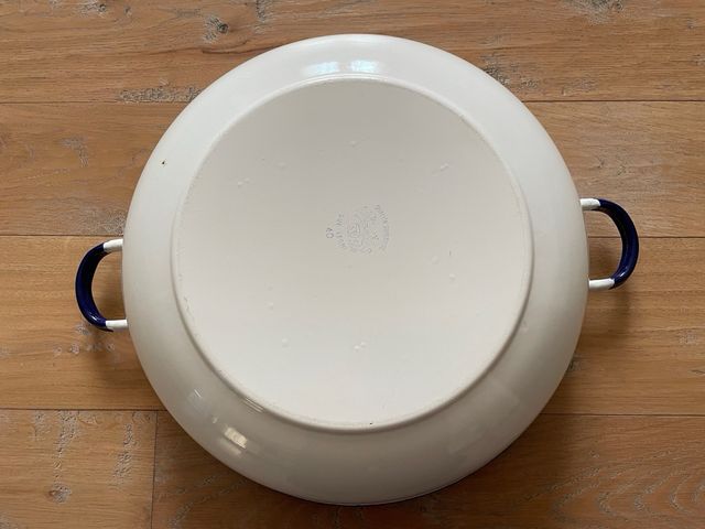 Antico catino in ferro smaltato con manici.