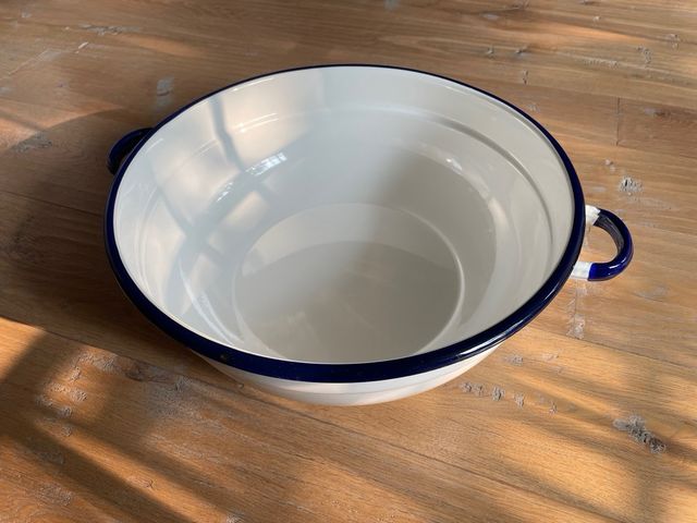 Antico catino in ferro smaltato con manici.