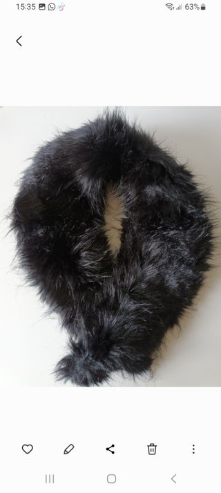 Cuello de pelo negro