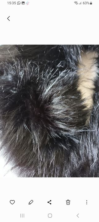 Cuello de pelo negro