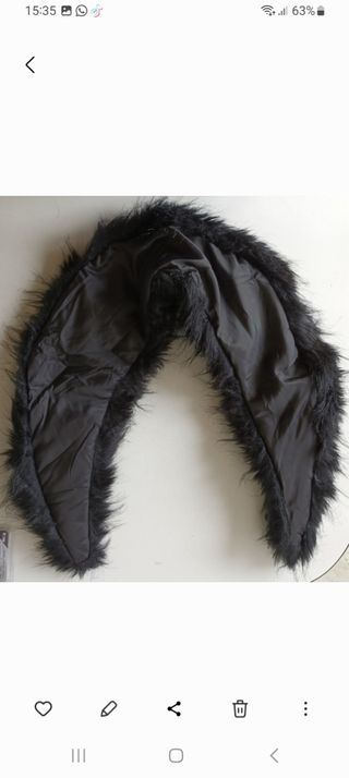 Cuello de pelo negro