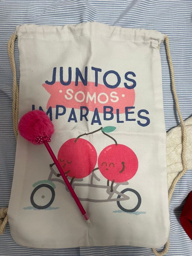 Mochila de tela más bolígrafo con pom