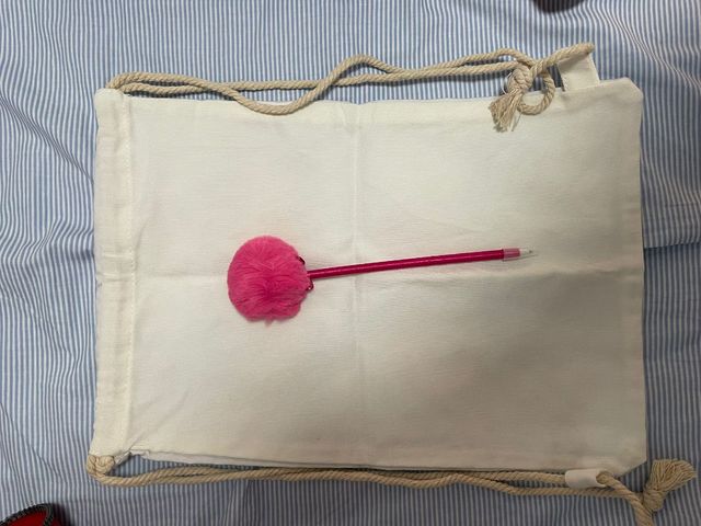 Mochila de tela más bolígrafo con pom