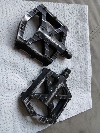 Pedales bici con tornillos