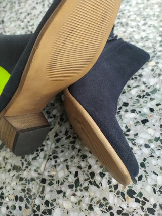 Botines de ante por fuera y piel por dentro 