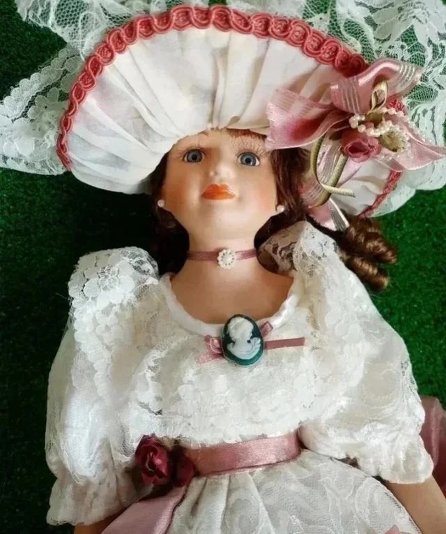 ANTICA BAMBOLA IN PORCELLANA DA COLLEZIONE