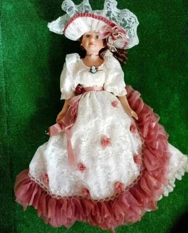 ANTICA BAMBOLA IN PORCELLANA DA COLLEZIONE