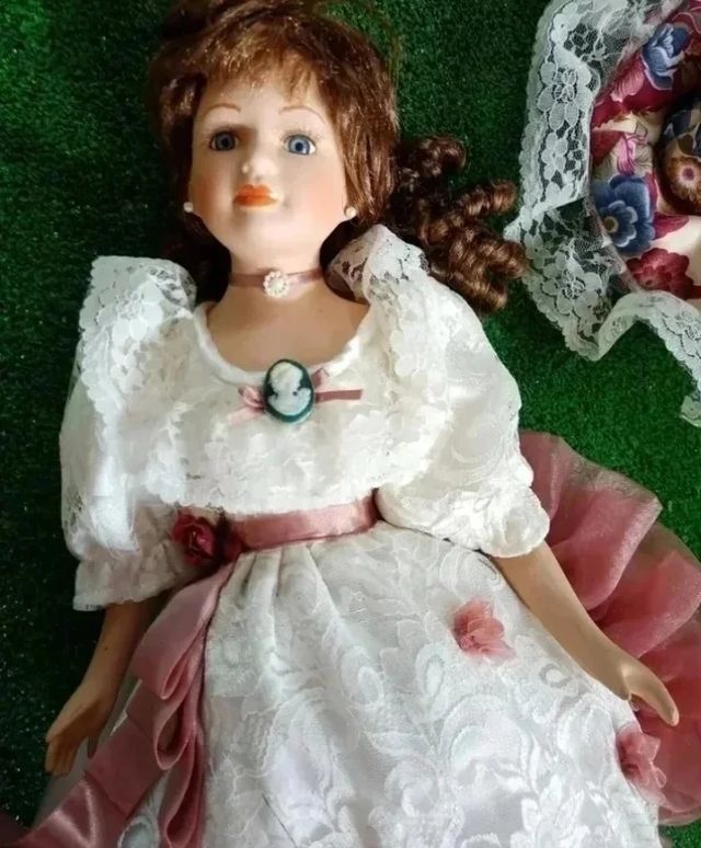 ANTICA BAMBOLA IN PORCELLANA DA COLLEZIONE