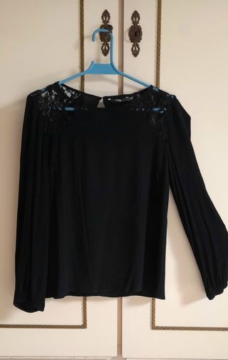 Blusa negra con encaje