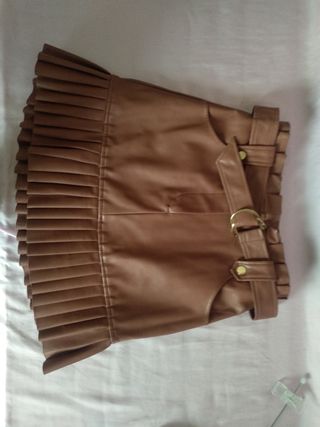 Falda polipiel, bajo plisado, nueva