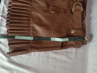 Falda polipiel, bajo plisado, nueva
