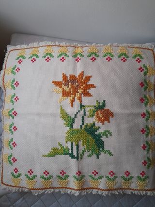 Copricuscino in tela Aida ricamato a punto croce 