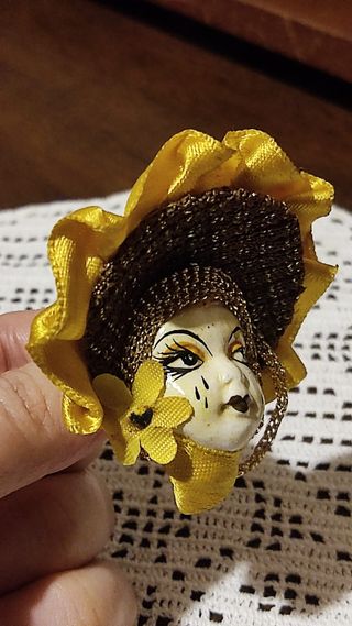 Spilla Vintage Anni 70 in ceramica e raso