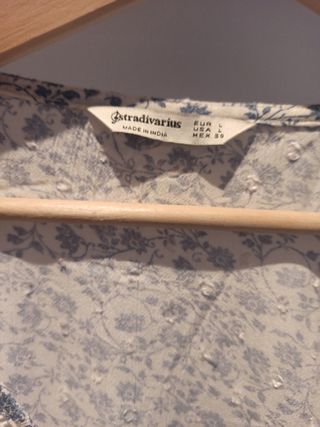 Blusa Flores azules-Stradaivarius