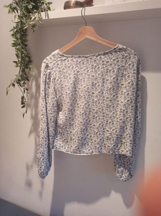 Blusa Flores azules-Stradaivarius