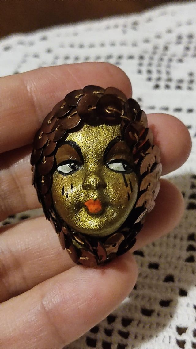 Spilla Vintage realizzata e dipinta a mano