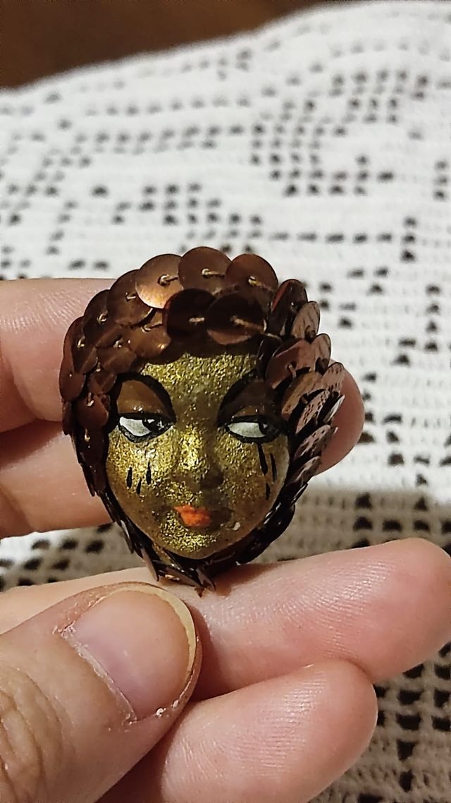 Spilla Vintage realizzata e dipinta a mano