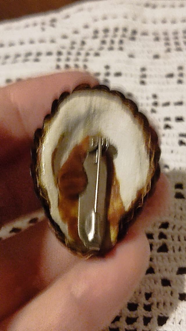 Spilla Vintage realizzata e dipinta a mano