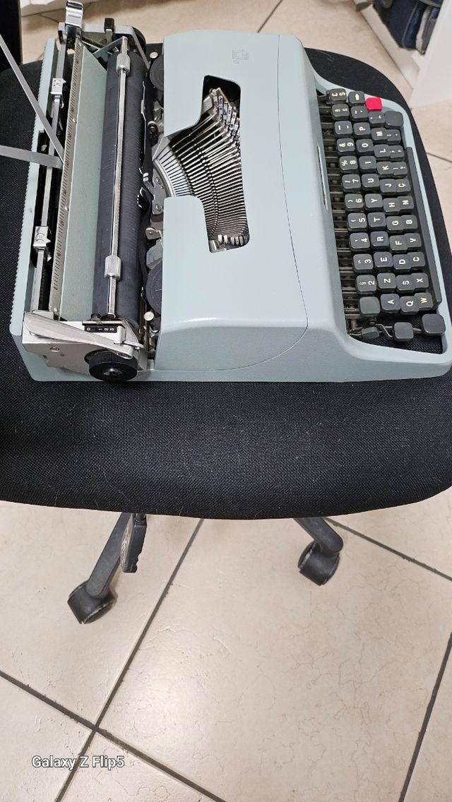 Macchina Da Scrivere olivetti 32