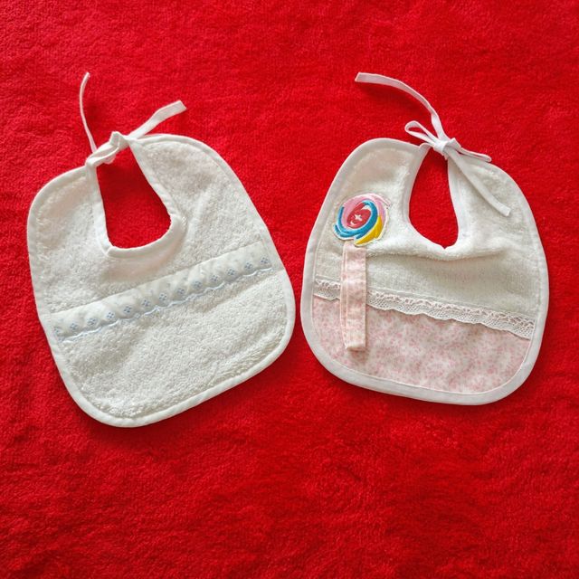 Baberos de felpa y algodón.