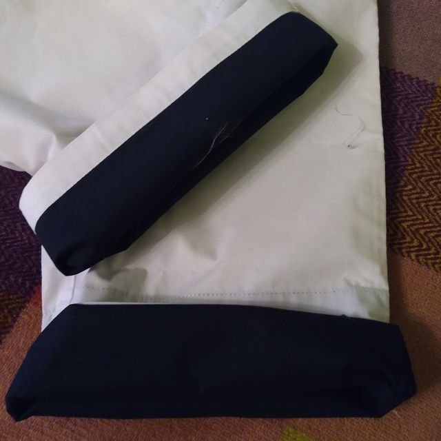 Pantalón blanco largo de verano con etiqueta