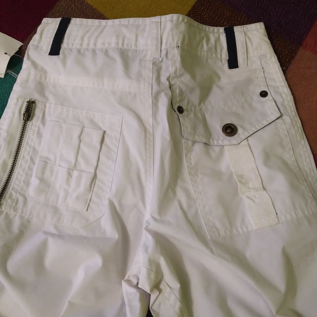Pantalón blanco largo de verano con etiqueta