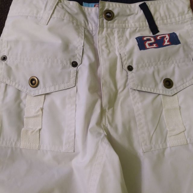 Pantalón blanco largo de verano con etiqueta