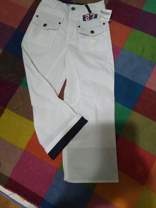 Pantalón blanco largo de verano con etiqueta