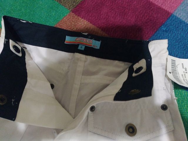 Pantalón blanco largo de verano con etiqueta