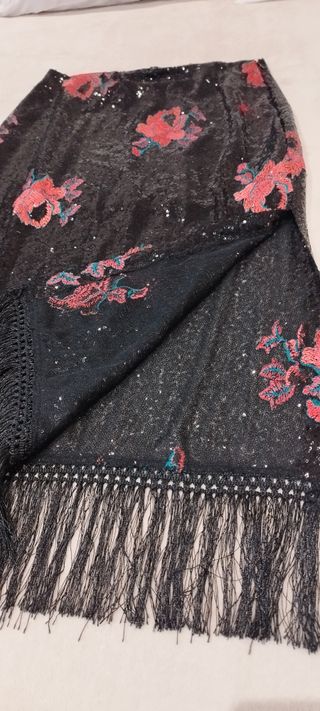 Falda de lentejuelas y flecos.