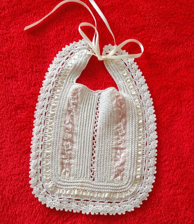 Baberos de crochet y tira bordada