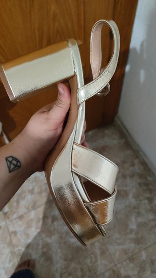 Zapatos dorados 