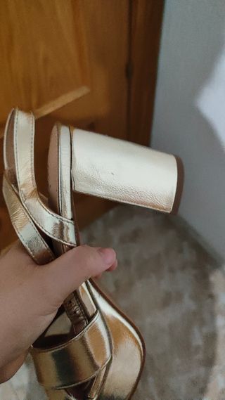 Zapatos dorados 