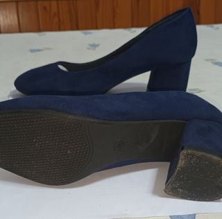 Zapatos de terciopelo azul.
