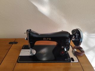 Maquina de coser Alfa en mueble de madera