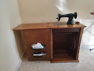 Maquina de coser Alfa en mueble de madera