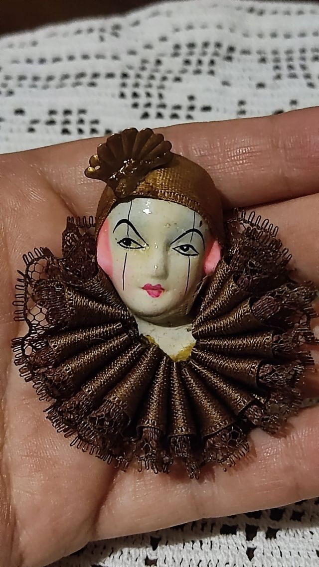 Spilla Vintage in ceramica e pizzo. Artigianale