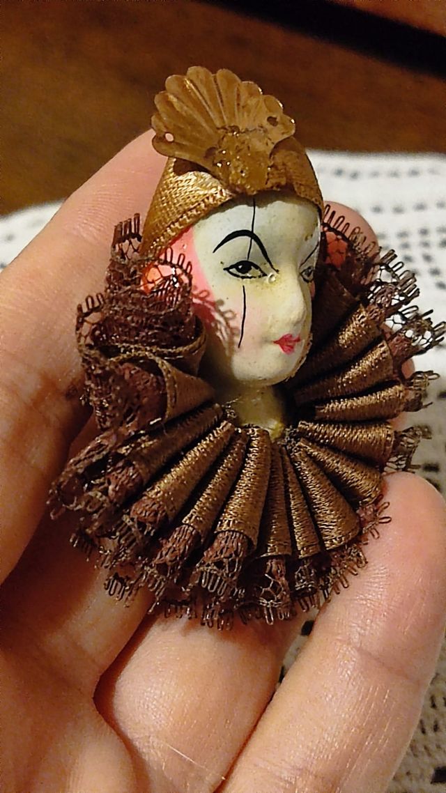 Spilla Vintage in ceramica e pizzo. Artigianale